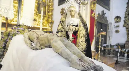  ?? JOSÉ ANTONIO AGUILAR ?? Imagen centenaria El Señor Yacente, junto a María Santísima de la Soledad, en la Parroquia de El Santo. ▷