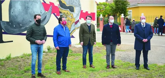  ?? LA RAZÓN ?? Fernández Mañueco, Luis Fuentes y Conrado Íscar junto al un mural comunero