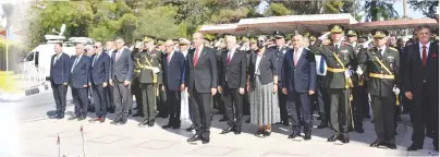  ?? ?? Senior politician­s, diplomats, and military officials held a wreath-laying ceremony at the Atatürk statue in Lefkoşa. Below, the ceremony in Güzelyurt.