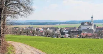  ?? FOTO: MÄGERLE ?? Wanderer haben auf dieser Tour die Kirche von Steinhause­n meistens im Blick.