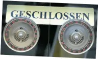  ??  ?? Die Türknöpfe im Eingangsbe­reich des Casinos Baden