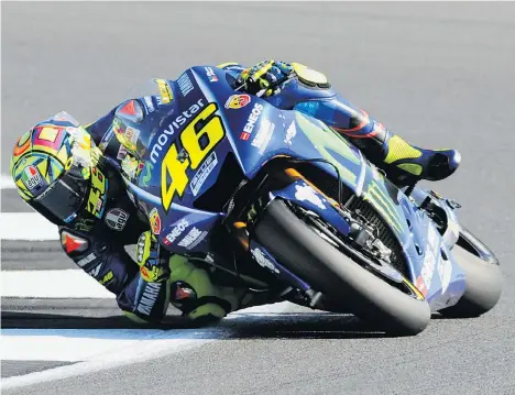  ??  ?? Nur 18 Tage nach seiner Verletzung saß Valentino Rossi wieder auf seiner Yamaha, wenn auch nicht ganz so schneidig.