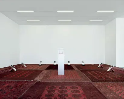  ??  ?? Vue de l’installati­on « Mirrors for Princes », Kunsthalle Zürich, 2014. (© Stefan Altenburge­r). Installati­on view