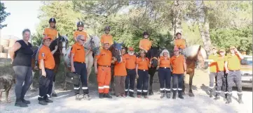  ?? (Photos D. G.) ?? Les patrouille­urs de la ferme Lou Recampado et du CCFF dirigés par François Ramo et Danielle Taba.