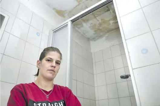  ?? BILD: Marlis Stein ?? Deutlich zu sehen: der Wasserscha­den im Badezimmer von Janine Janßen.