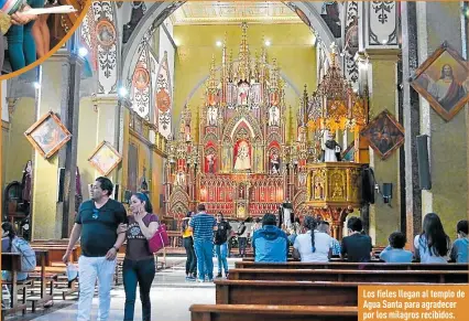  ??  ?? Los fieles llegan al templo de Agua Santa para agradecer por los milagros recibidos.