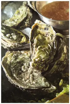  ??  ?? BEST OF THE BEST Gallagher’s oysters from Ireland are meant to be slurped down, brine and all