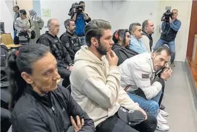  ?? GUILLERMO MESTRE ?? Los seis acusados, con Aitor G. G. mirando a la cámara, ayer, en la Audiencia de Zaragoza.