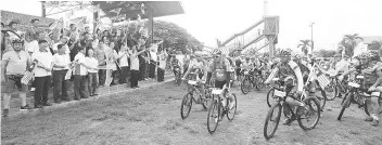  ??  ?? Pairin flagging off the participan­ts of the Fun Ride for Merdeka program in Keningau of Sunday.