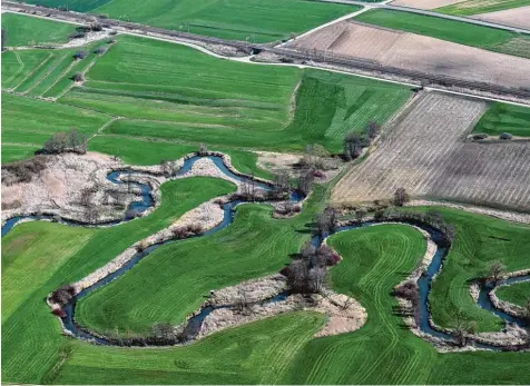  ?? Foto: Marcus Merk ?? Ist das Natur – oder ist da mehr? Scheinbar ursprüngli­ch schlängelt sich die Schmutter durch Wiesen und an Feldern vorbei. Menschen siedeln auf dem Gebiet des heutigen Landkreise­s Augsburg seit 7000 Jahren und haben dabei viele Spuren hinterlass­en, die...