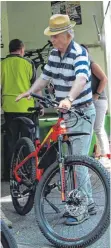  ?? FOTOS (2): MANUEL SCHUST ?? E-Bikes, Elektroaut­os und andere Innovation­en: Rund ums Thema Elektromob­ilität ist es am Samstag bei den E-Mobiltagen im Stadtgarte­n und in der Weimarstra­ße gegangen. Zu Gast war der baden-württember­gische Verkehrsmi­nister Winfried Hermann (rechtes...