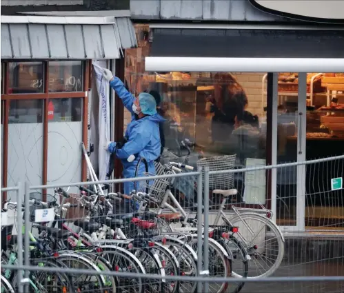  ?? FOTO: JENS DRESLING/RITZAU/SCANPIX ?? Opgangen til en beboelsese­jendom ved Søborg Torv dannede tirsdag ramme om et uhyggeligt fund.