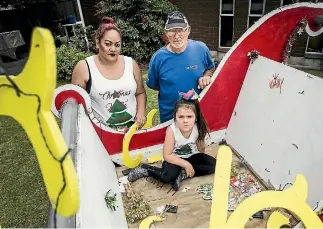  ?? PHOTO: CHRISTEL YARDLEY/STUFF ?? Timara Rapana and her daughter, Maidence Rapana (4), are disappoint­ed they can no longer use Graham Gunn’s sleigh for Huntly’s Christmas in the Park.