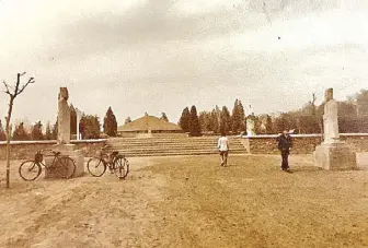  ??  ?? Tomb of the Sultan of Sulu in Dezhou, Shandong province, 1981