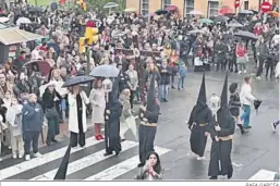  ?? RAFA GARCÍA ?? Los nazarenos de Estudiante­s emprenden la vuelta al templo.