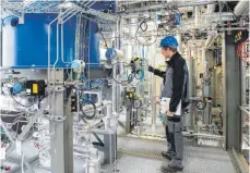  ?? FOTO: DPA ?? Produktion der Sunfire GmbH zur Erzeugung von E-Fuels: Das Problem synthetisc­her Kraftstoff­e ist noch der Preis – der Liter kostet rund zehn Dollar.