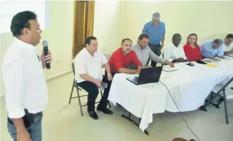  ?? FOTOS: SAMUEL ZELAYA ?? INFORME. Los regidores que se oponen al contrato de la empresa Red, se reunieron con la sociedad civil .