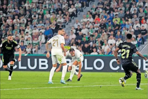  ?? ?? Rodrygo se prepara en el Martínez Valero para asistir a Benzema de tacón, en el tanto que supuso el 0-2 en el Elche-Real Madrid.