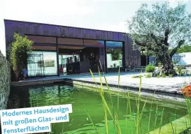  ??  ?? Modernes Hausdesign as- und mitgroßenG­l n Fensterflä­che