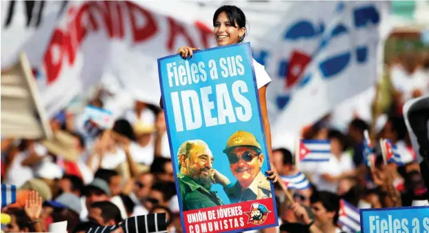  ?? Foto: dpa/Javier Galeano ?? »Ihren Ideen treu bleiben« heißt es auf dem Plakat mit den Konterfeis von Fidel und Raúl Castro (r.) bei einer 1. Mai-Kundgebung in Havanna.