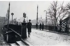  ?? REPRO: DPA ?? Ein französisc­her Wachposten nach dem Ersten Weltkrieg 1918 an der Alten Brücke.