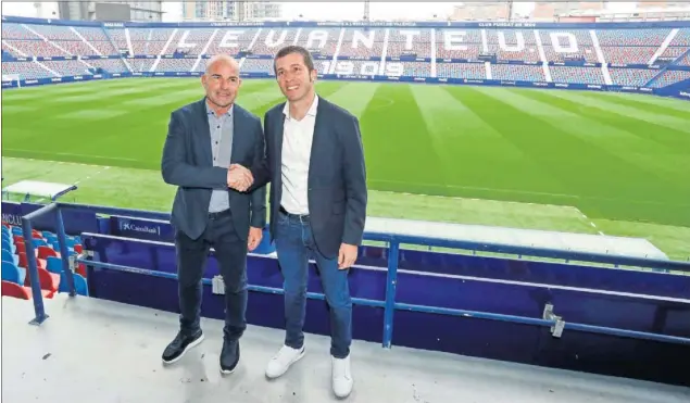  ??  ?? Paco López y Albert Celades participar­on ayer a mediodía en una rueda de prensa conjunta en el estadio Ciutat de València.