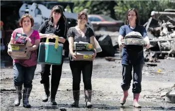  ?? Postmedia News/File ?? Volunteers from Our Lady of Assumption school in Bowness help clean up in the community.