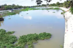  ??  ?? RIVER PROTECTION — Shown here is the ongoing constructi­on of the Calumpit River Wall Protection, which is aimed at saving Bulacan’s river system. (Freddie C. Velez)