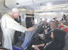  ??  ?? El papa Francisco dialoga con periodista­s que lo acompañaro­n en su gira por Mozambique, Madagascar y Mauricio. (AFP)