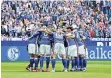  ?? FOTO: REUTERS ?? Das Schalker Team ist unter Tedesco eng zusammenge­rückt.