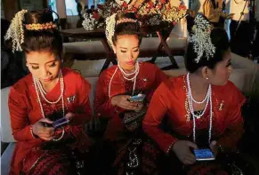  ?? Reuters ?? Traditiona­l dancers wait to perform at the Rakhine State Investment Fair at ngapali beach in Myanmar. The country’s bloodiest conflict in decades has spiralled despite the Internet shutdown. —