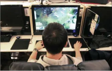  ?? AHN YOUNG-JOON — THE ASSOCIATED PRESS ?? A college student plays a computer game at an Internet cafe in Seoul, South Korea.