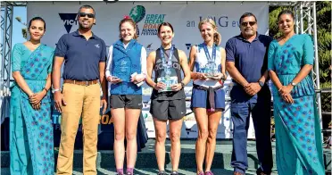  ??  ?? Female Category award winners with Srilankan Airlines officials