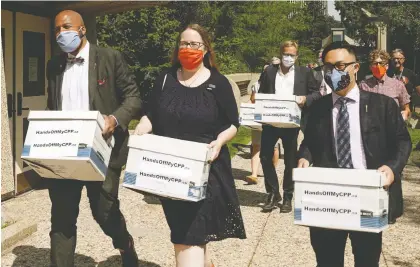  ?? LARRY WONG ?? NDP MLAS deliver boxes containing correspond­ence from Albertans concerned about their pensions to the office of Premier Jason Kenney at the legislatur­e on Thursday