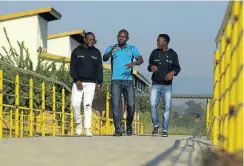  ?? Picture: Hennie Homann ?? Akani Sikwili, left, and Emmanuel Mashaba, right, and their mentor and former maths teacher Thembinkos­i Bulunga.