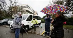  ??  ?? Christine et Bernard, un couple de retraités qui a été « cueilli » préventive­ment hier après-midi dans sa résidence secondaire, au rez-de chaussée du « Cap Vert » à Mandelieu.