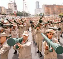  ??  ?? Prácticas. Militares y civiles participan en ejercicios militares ayer en una zona de entrenamie­nto de Caracas comandados por Defensa.