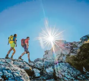  ?? Foto: Chiemsee-Alpenland Tourismus, tmn ?? Das Chiemgau lädt zu ausgedehnt­en Touren ein. Atemberaub­ende Momente sind bei den Touren durch das Kampenwand­gebiet inklusive.