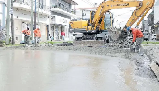  ?? MUNICIPALI­DAD DE LANÚS ?? Hormigoneo. Una cuadrilla municipal trabaja en la cuadra de Coronel D’Elía entre Chubut y Coronel Murature.