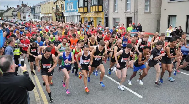  ?? Picture: Ken Finegan ?? They’re off! Elite runners are to the fore, including Mick Clohisey, Paddy Hamilton, Emma Mitchell, Brian McCluskey, Eric Keogh, Catherina McKiernan and Darragh Greene to name but a few, at the Stephen Carroll/Captain Mark Duffy Blackrock AC 4 Mile...