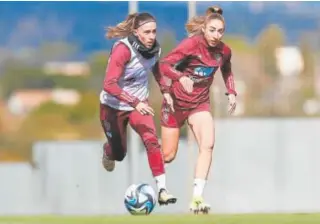  ?? // EFE ?? Eva Navarro y Olga Carmona, en un entrenamie­nto con la selección