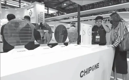  ?? PROVIDED TO CHINA DAILY ?? Visitors check out semiconduc­tor products at Chipone Technology’s booth during an expo in Shanghai in August.