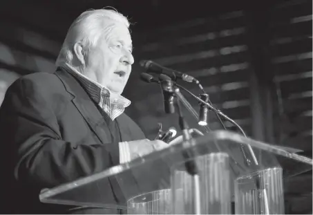  ??  ?? Developer Ken Mariash addresses the crowd at the Bayview Place Cardtronic­s Open’s sponsors’ reception.