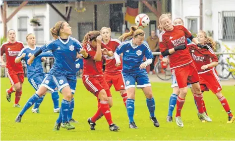  ?? FOTO: FAR ?? Die Fußballfra­uen des TSV Tettnang (rotes Trikot) wollen am Samstag mit einem positiven Ergebnis in die Oberligasa­ison starten.