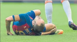  ?? FOTO: P. PUNTÍ ?? Andrés Iniesta notó al segundo que se había ‘roto’ Se retiró en el minuto 14