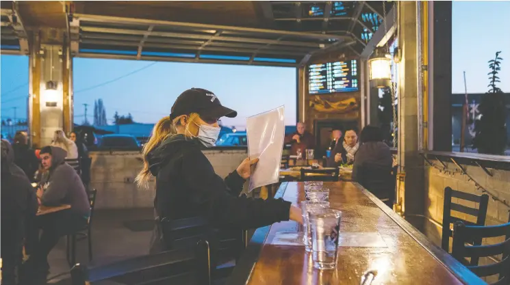  ?? PHOTOS: THE WASHINGTON POST ?? Bri Yeager prepares to serve a table at Railroad Pub & Pizza in Burlington, Wash., which measures indoor carbon-dioxide levels to comply with state laws.