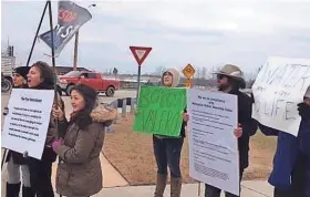  ?? KATIE FRETLAND/THE COMMERCIAL APPEAL ?? Protesters demonstrat­e against the Diamond Pipeline on Tuesday outside Valero in South Memphis.