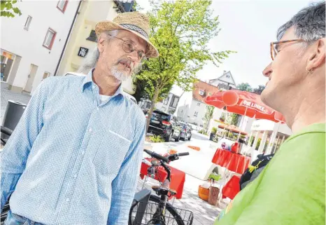  ?? FOTO: AXEL PRIES ?? Gespräche über Politik und Beruf: Ralph Heidenreic­h mit einem Besucher am Wahlkampfs­tand.