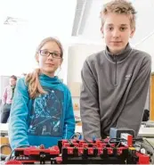  ?? Foto: J. Abspacher ?? Für Enrico Stemmer (links) und Fyonn Stroot räumt in Zukunft ein Roboter die Legosteine auf.