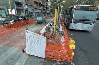  ?? (foto LaPresse/ Leone) ?? CantiereI lavori per la realizzazi­one dei marciapied­e per i passeggeri degli autobus in via Nomentana